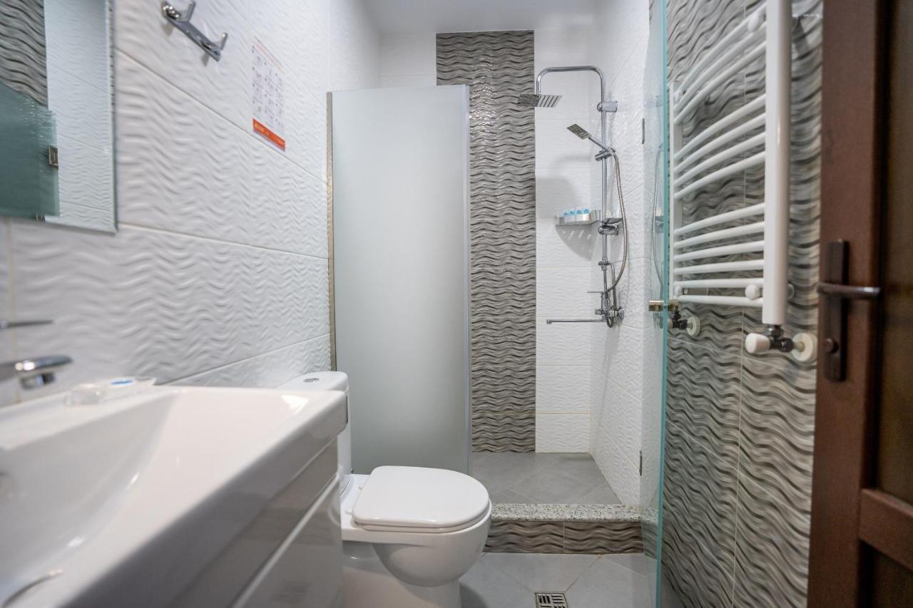 Siberia Hotel Tbilisi Exteriér fotografie A wet room