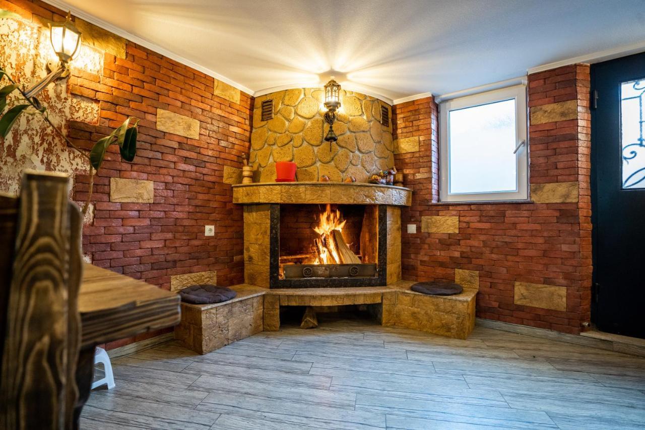 Siberia Hotel Tbilisi Exteriér fotografie A fireplace in a home