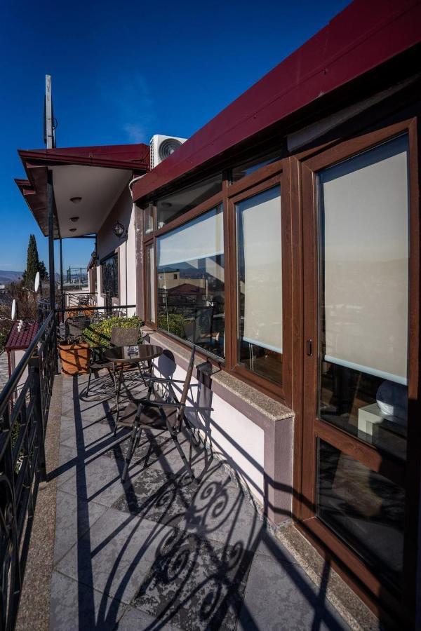 Siberia Hotel Tbilisi Exteriér fotografie A balcony in Athens, Greece