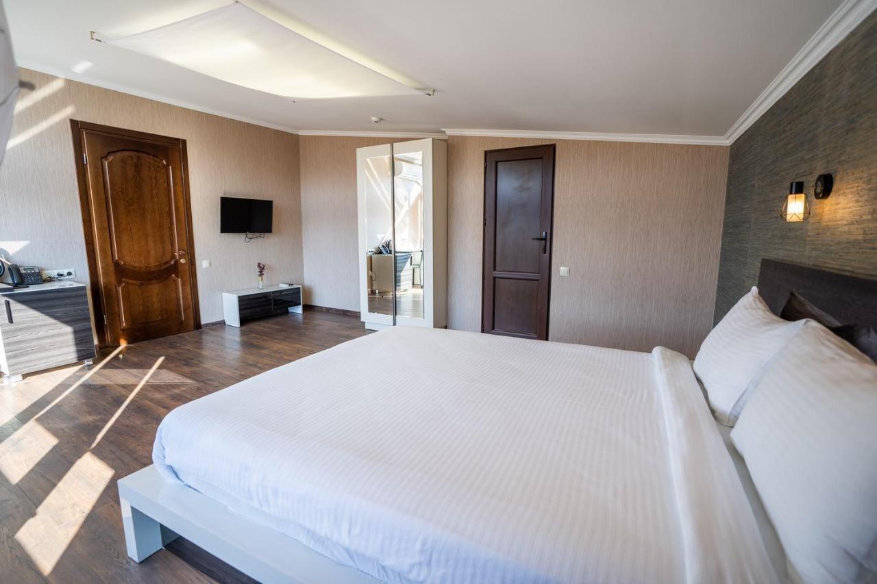 Siberia Hotel Tbilisi Exteriér fotografie A bedroom at the hotel