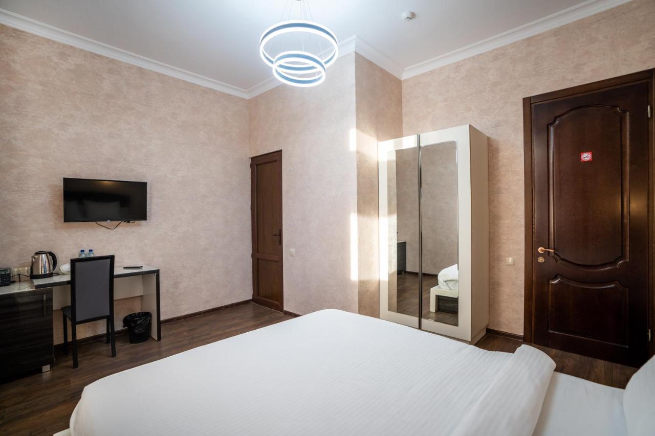 Siberia Hotel Tbilisi Exteriér fotografie A room at the hotel