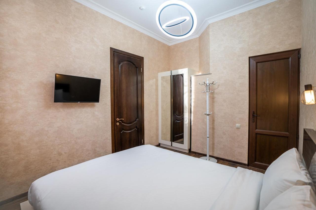 Siberia Hotel Tbilisi Exteriér fotografie A bedroom in a hotel
