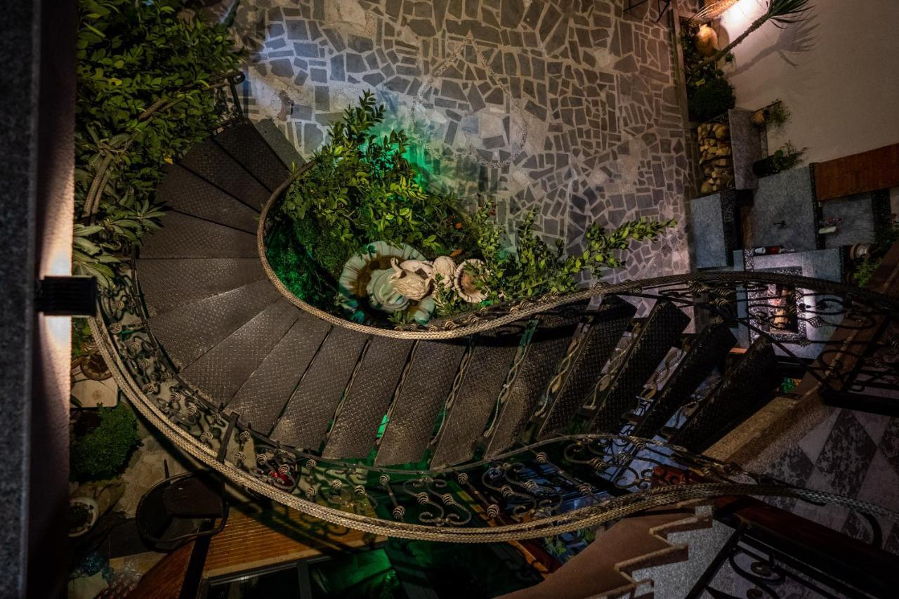Siberia Hotel Tbilisi Exteriér fotografie Spiral staircase