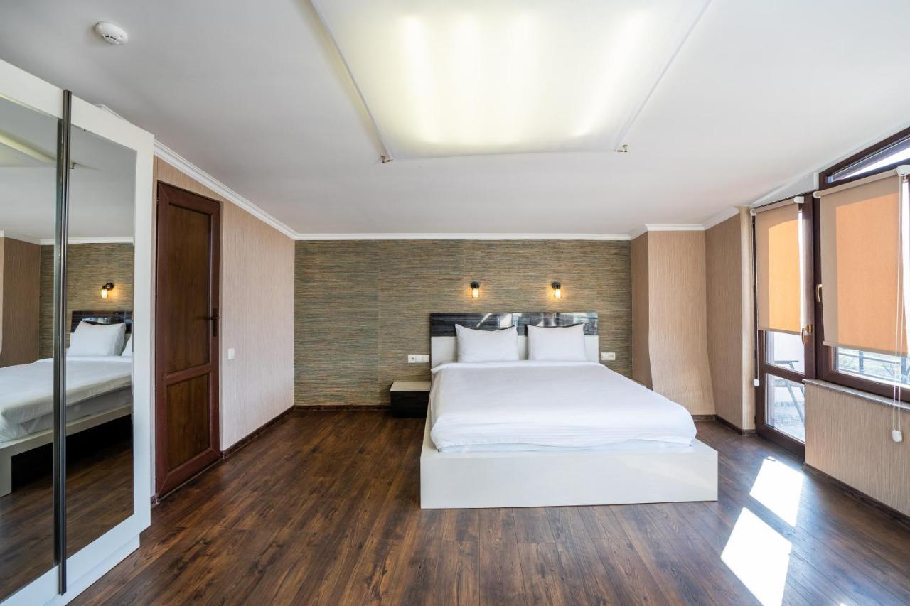 Siberia Hotel Tbilisi Exteriér fotografie A bedroom at the hotel