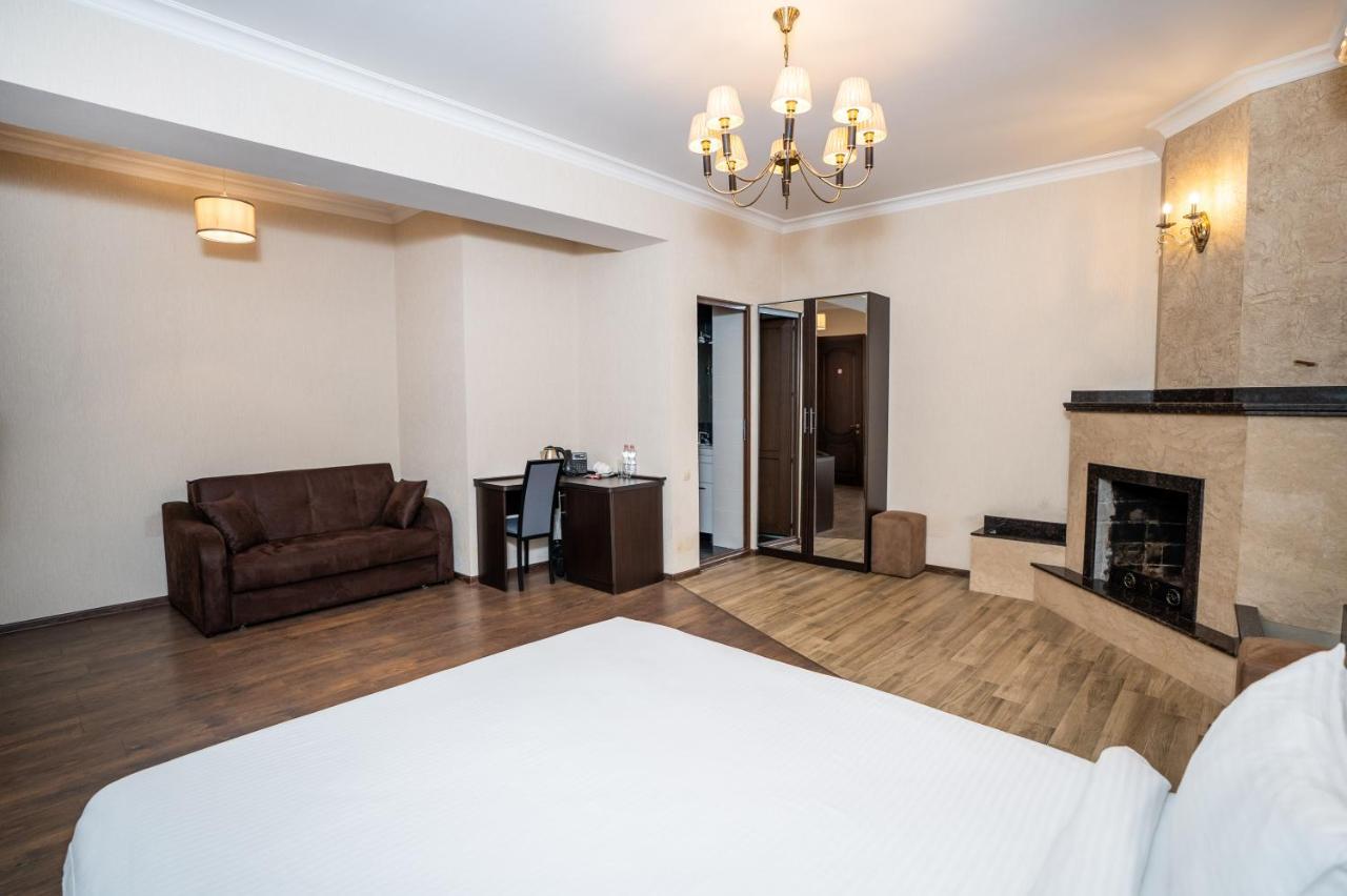 Siberia Hotel Tbilisi Exteriér fotografie A room at the hotel