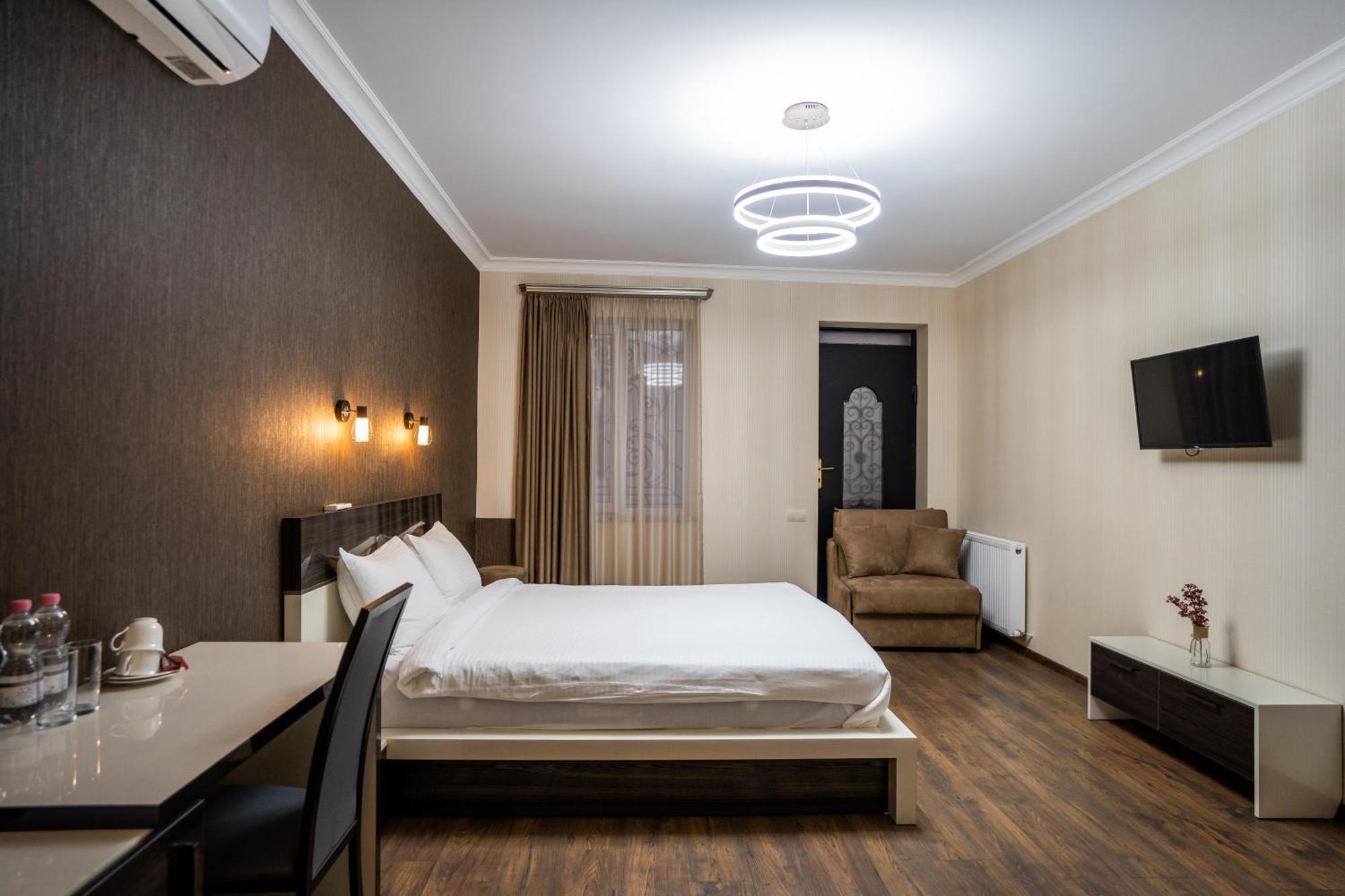 Siberia Hotel Tbilisi Exteriér fotografie A room at the hotel