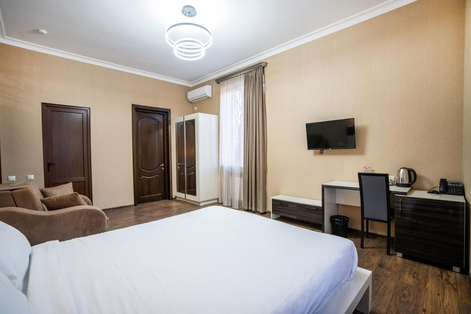 Siberia Hotel Tbilisi Exteriér fotografie A room at the hotel