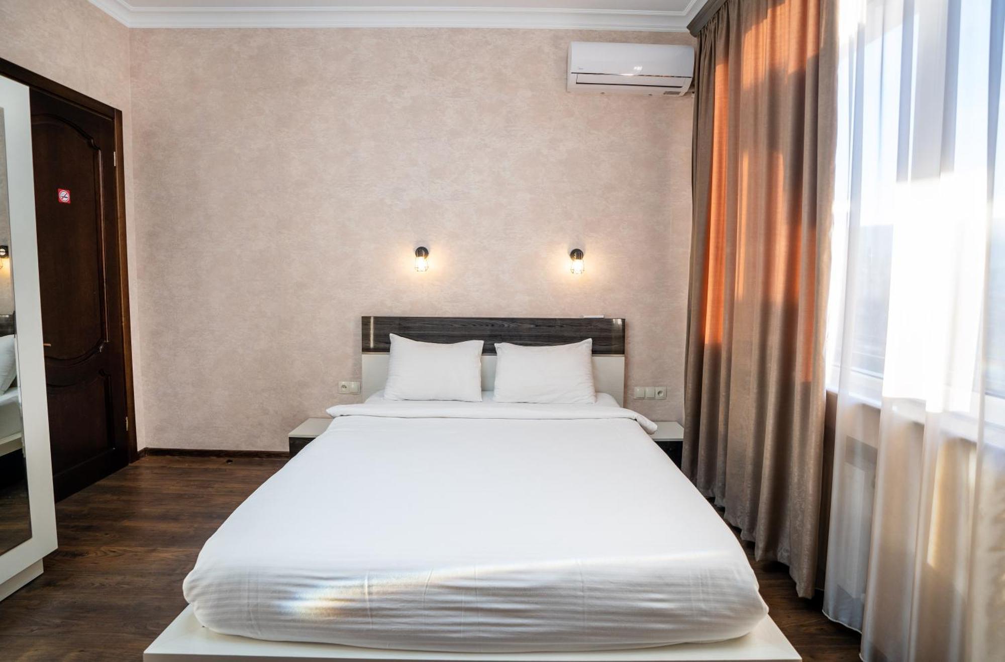 Siberia Hotel Tbilisi Exteriér fotografie A bedroom