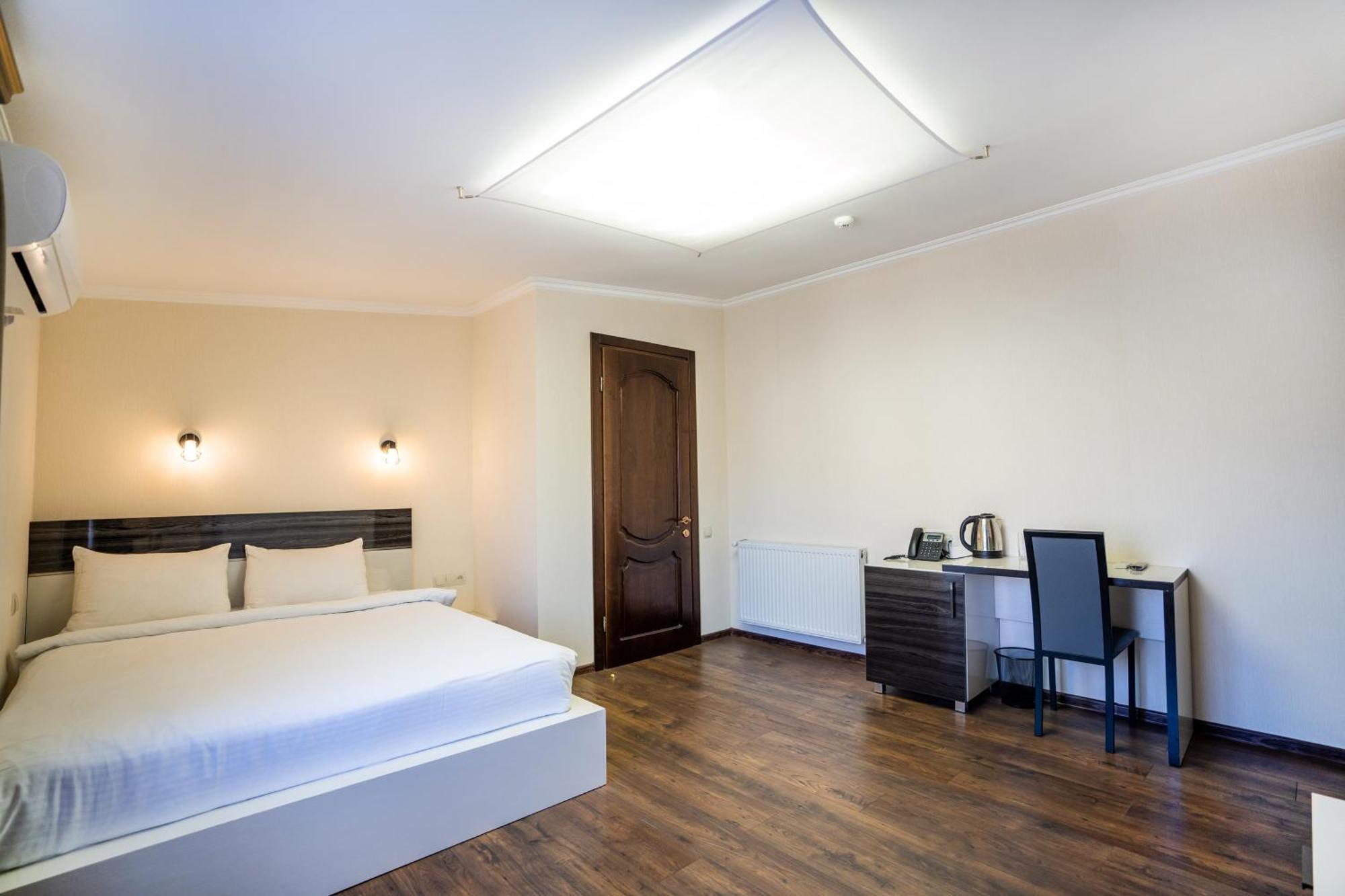 Siberia Hotel Tbilisi Exteriér fotografie A room at the hotel