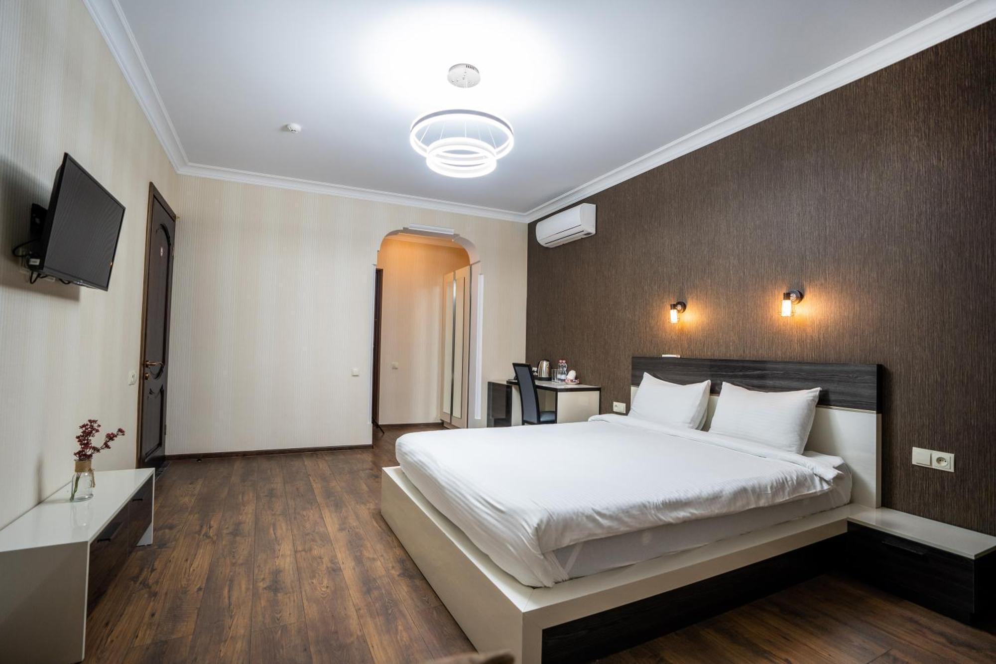 Siberia Hotel Tbilisi Exteriér fotografie A bedroom in a hotel
