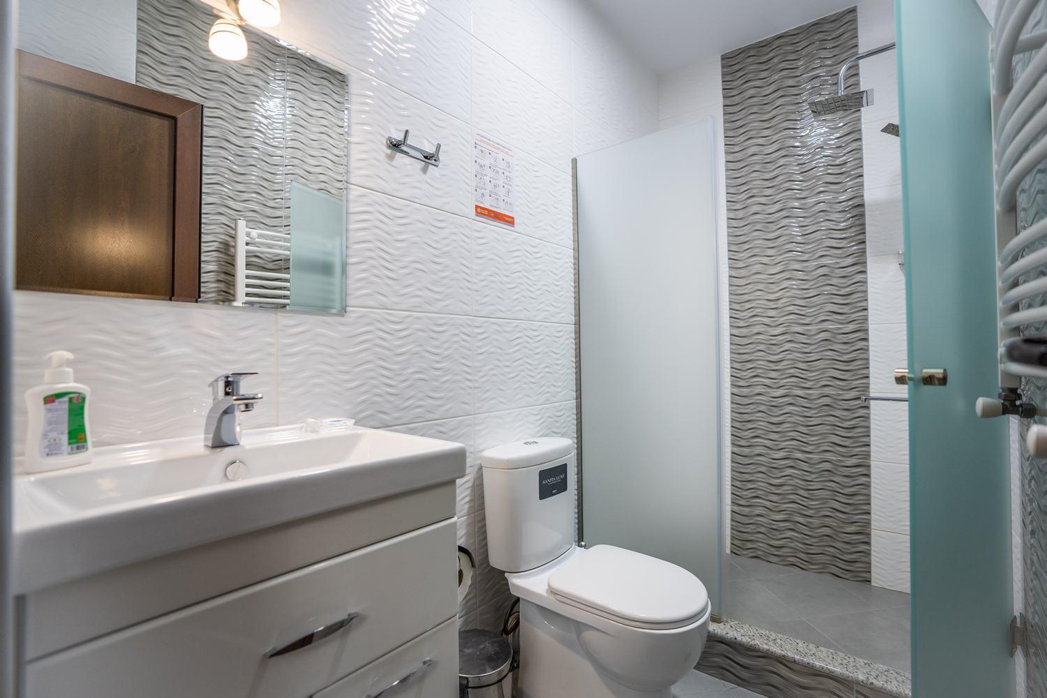 Siberia Hotel Tbilisi Pokoj fotografie Bathroom with shower