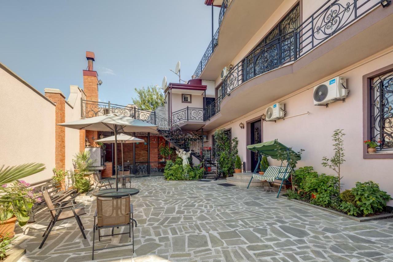 Siberia Hotel Tbilisi Exteriér fotografie The courtyard of the house