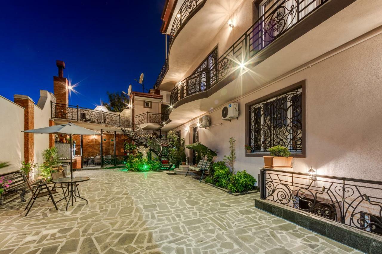 Siberia Hotel Tbilisi Exteriér fotografie The courtyard of the hotel